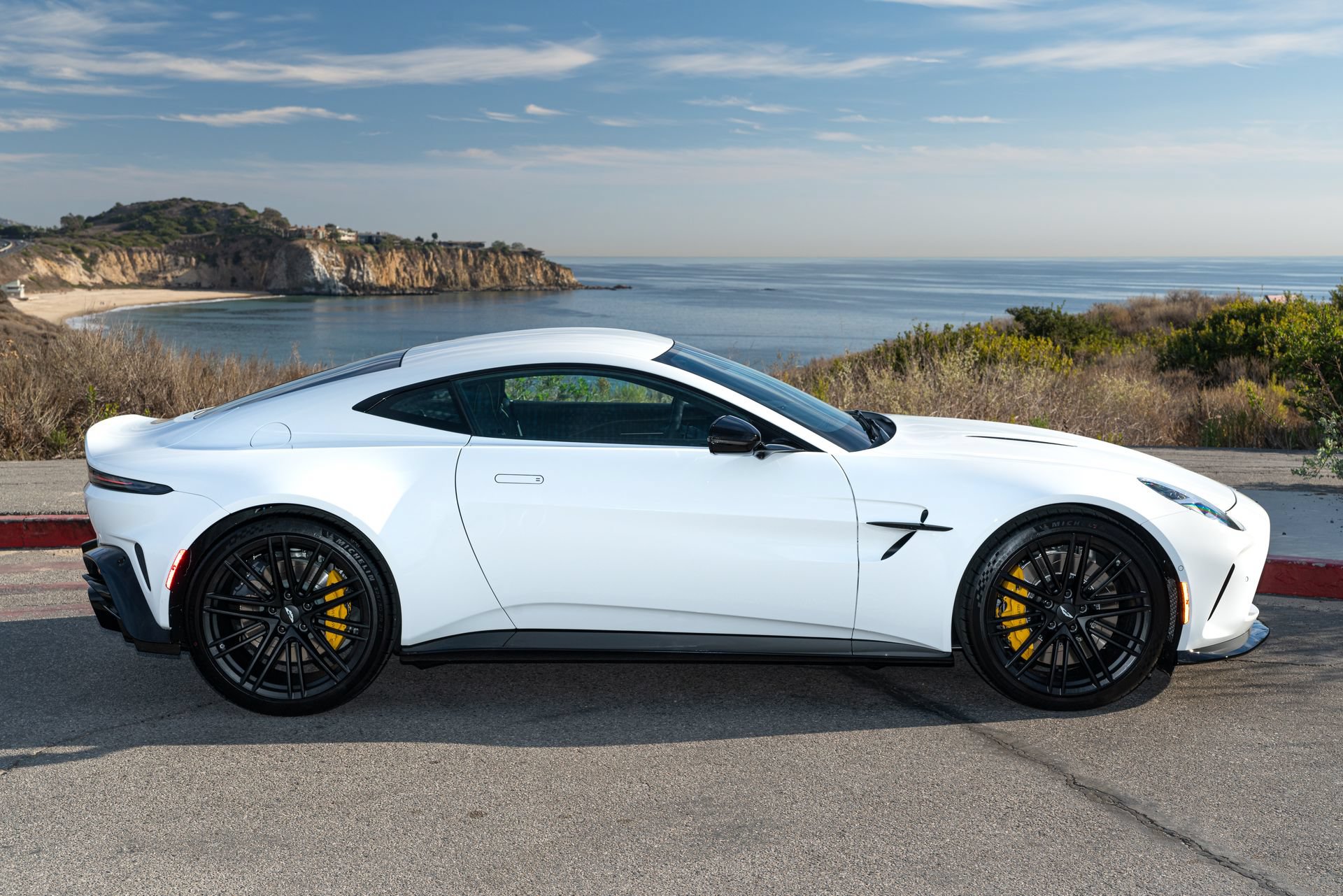 Used 2025 Aston Martin V8 Vantage Coupe RWD image 26