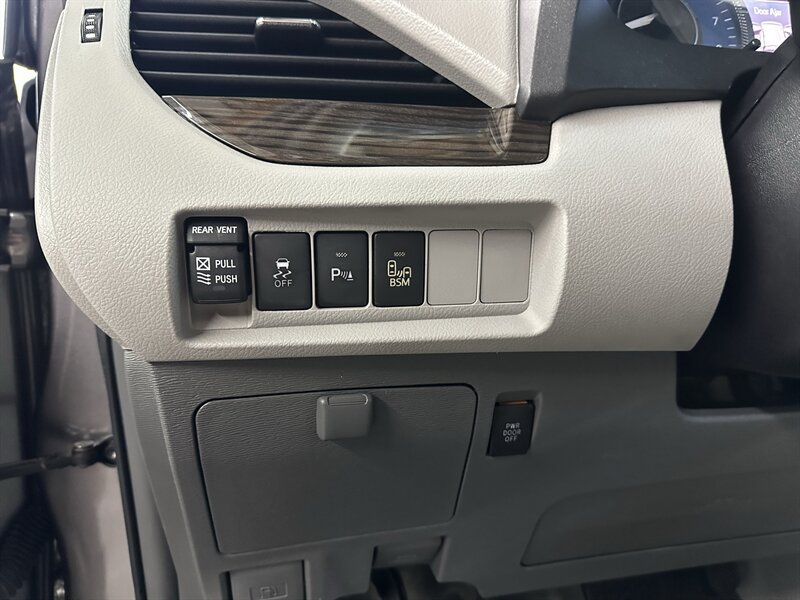 Used 2017 Toyota Sienna XLE w/ XLE Navigation Package AWD/4WD image 27