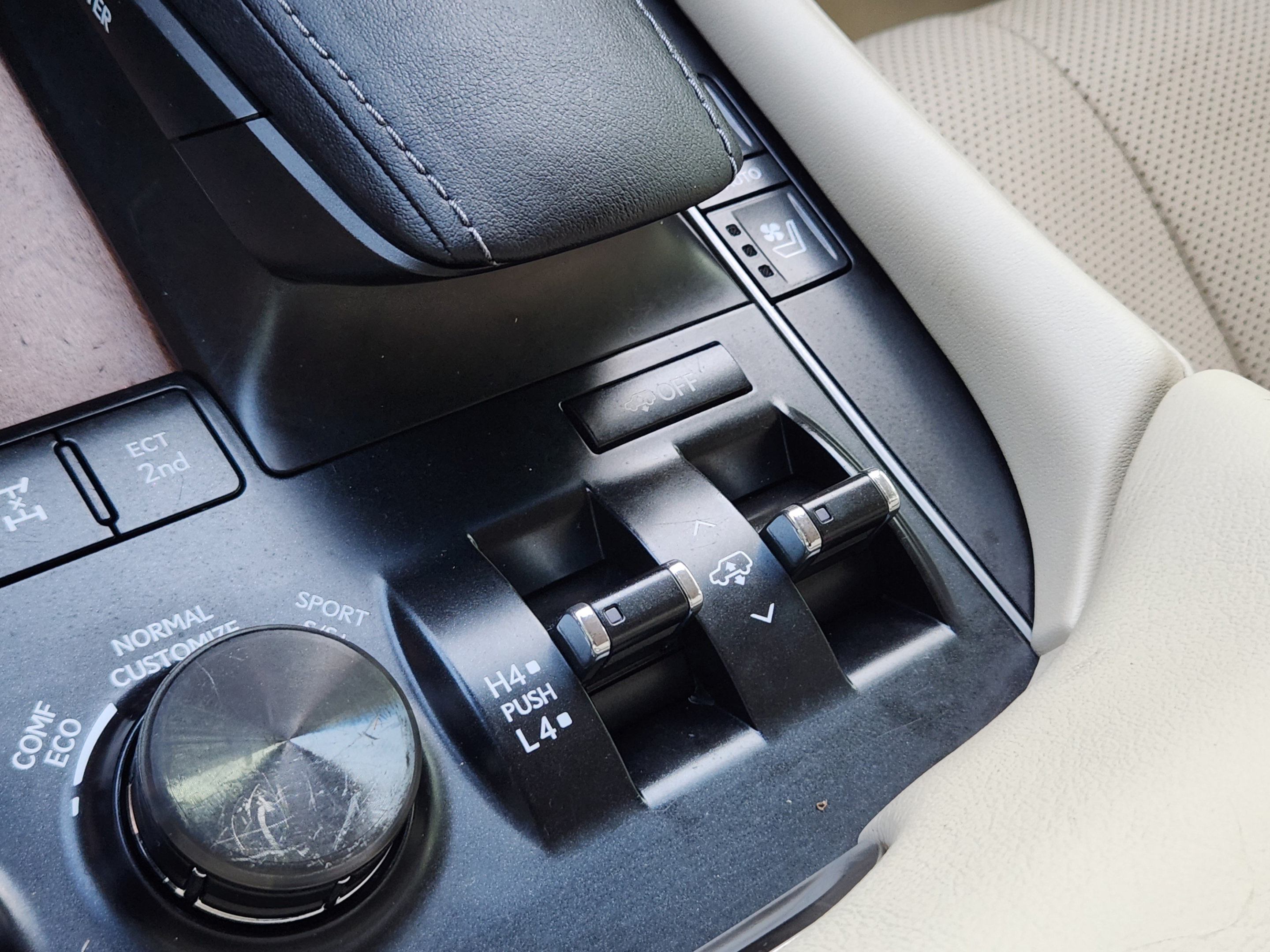 Used 2021 Lexus LX 570 4WD w/ Luxury Package image 18