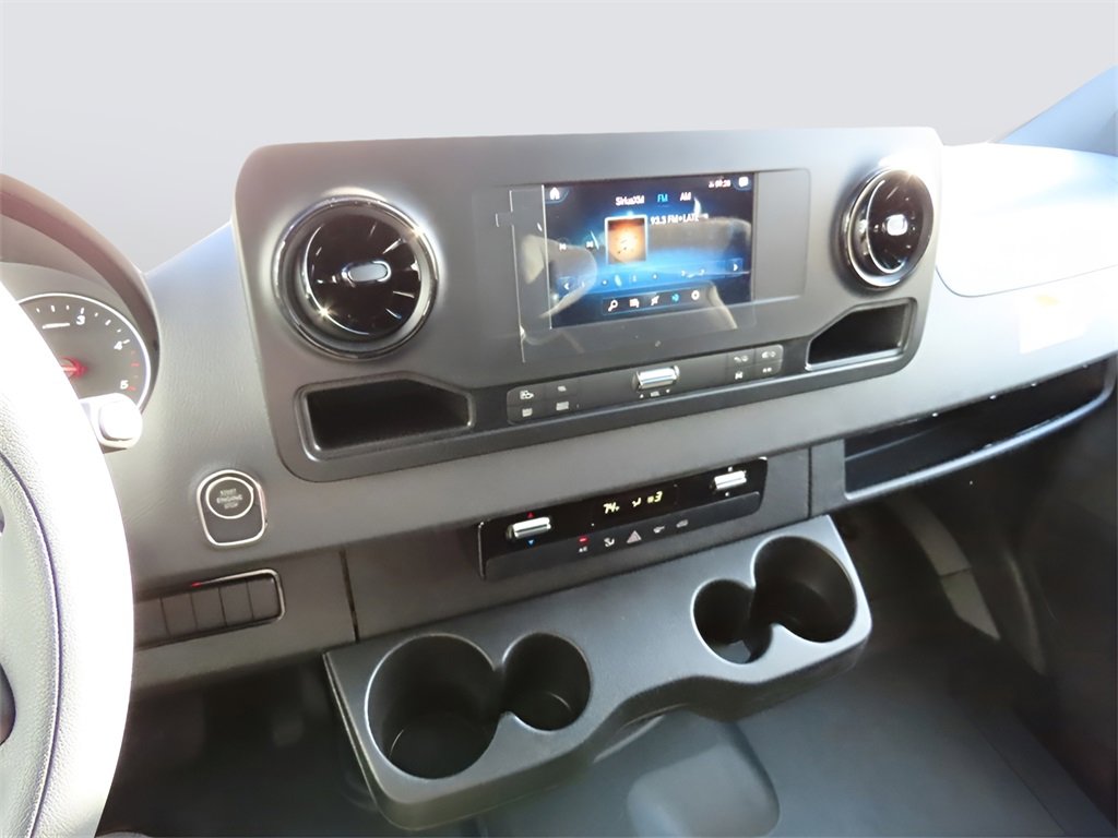 Used 2024 Mercedes-Benz Sprinter 2500 image 33