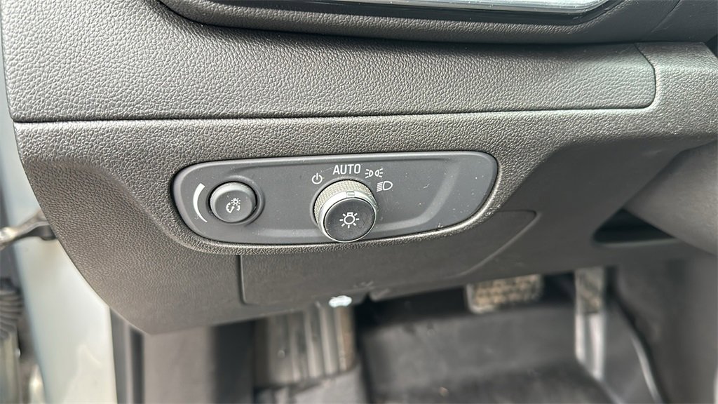 Used 2022 Chevrolet Bolt EUV LT w/ Convenience Package image 16