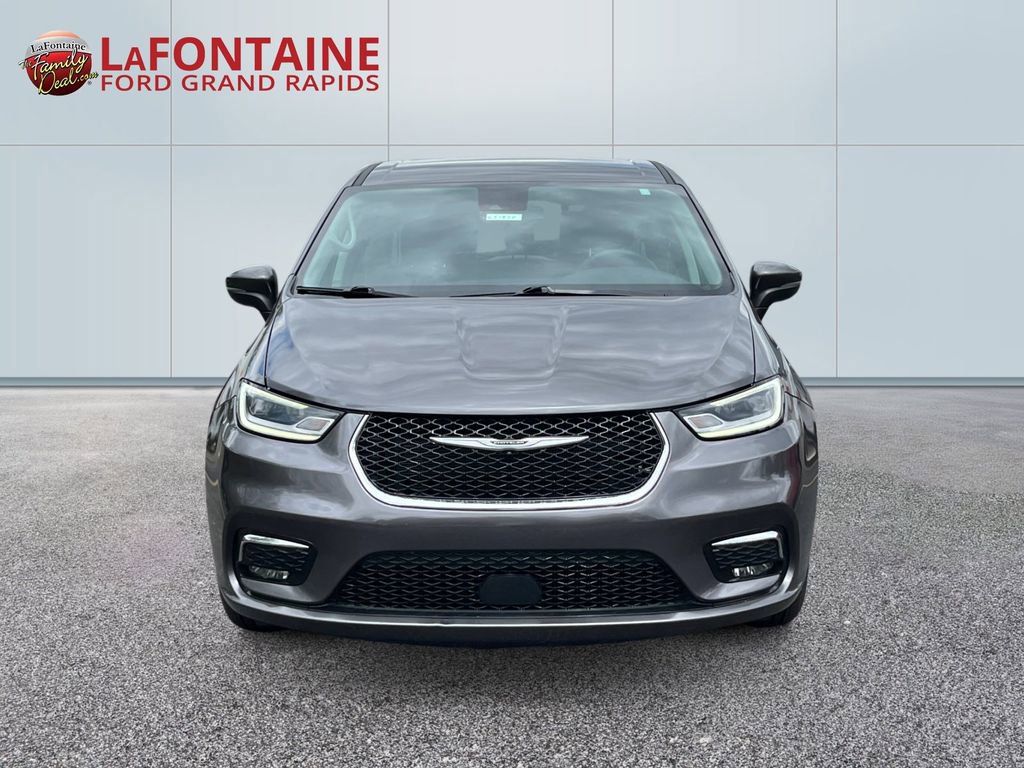 Used 2023 Chrysler Pacifica Touring-L FWD image 2