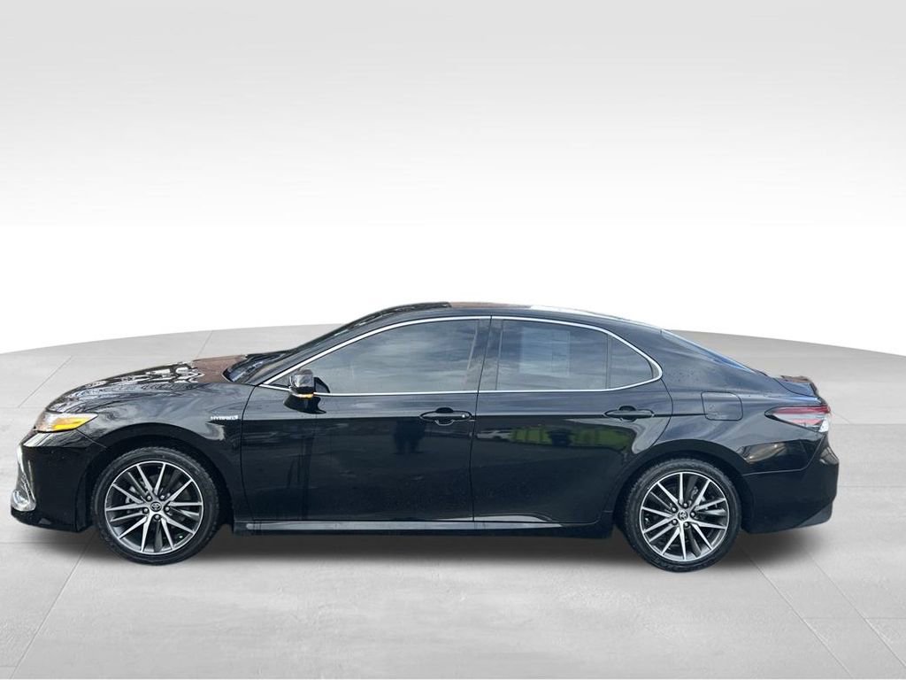 Used 2021 Toyota Camry XLE image 2