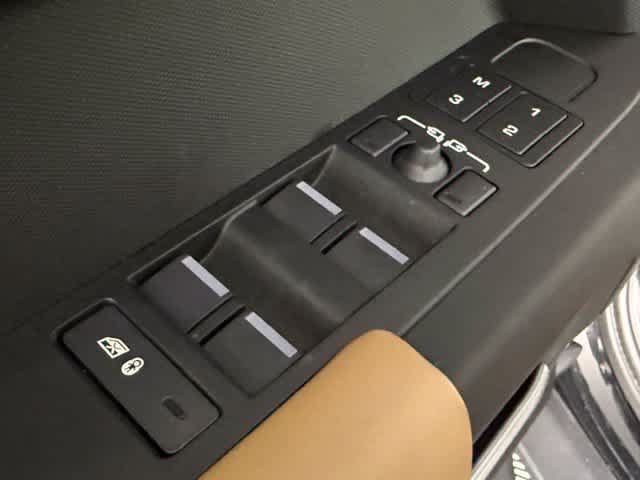 Used 2025 Land Rover Defender 110 X-Dynamic SE AWD/4WD image 21
