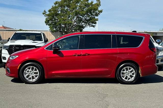 Used 2025 Chrysler Pacifica Select image 7