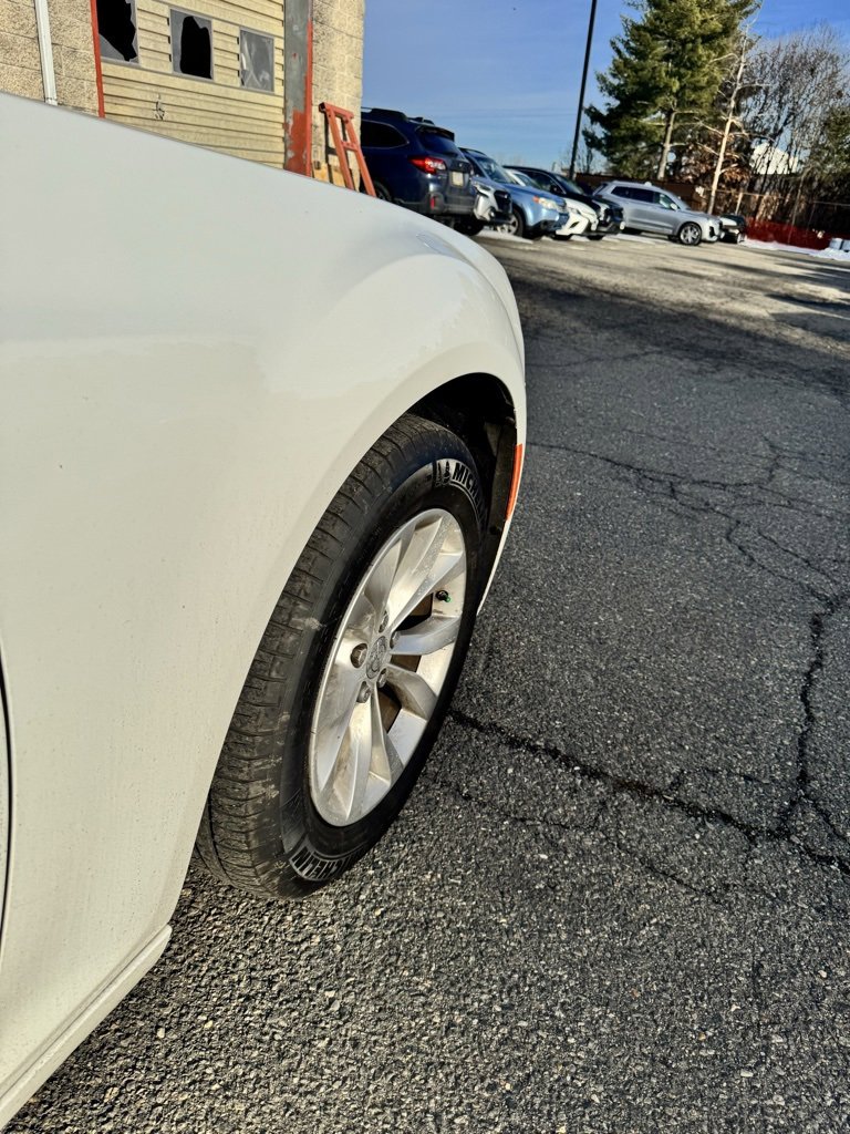 Used 2023 Chrysler 300 Touring w/ Safetytec Plus Group image 3