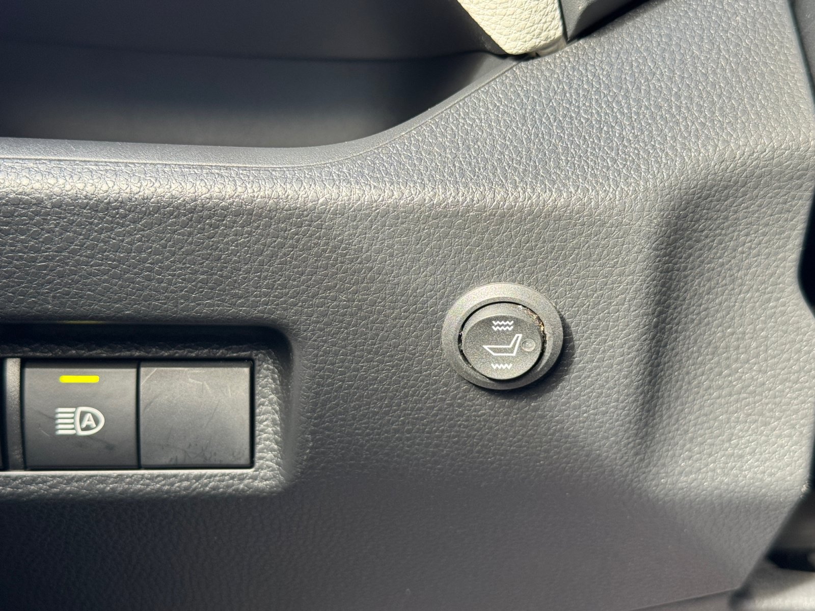 Used 2025 Toyota RAV4 XLE AWD/4WD image 4