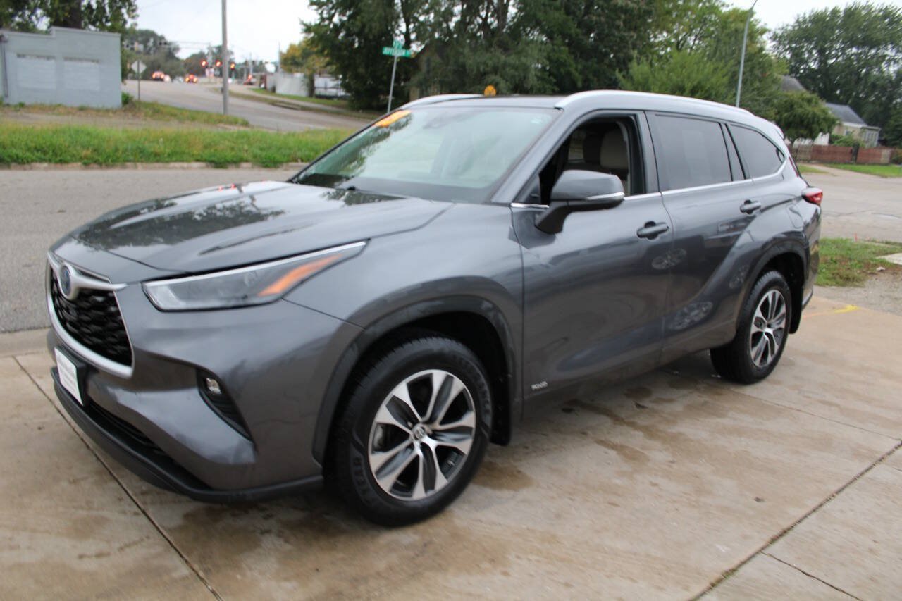 Used 2023 Toyota Highlander XLE AWD/4WD image 4