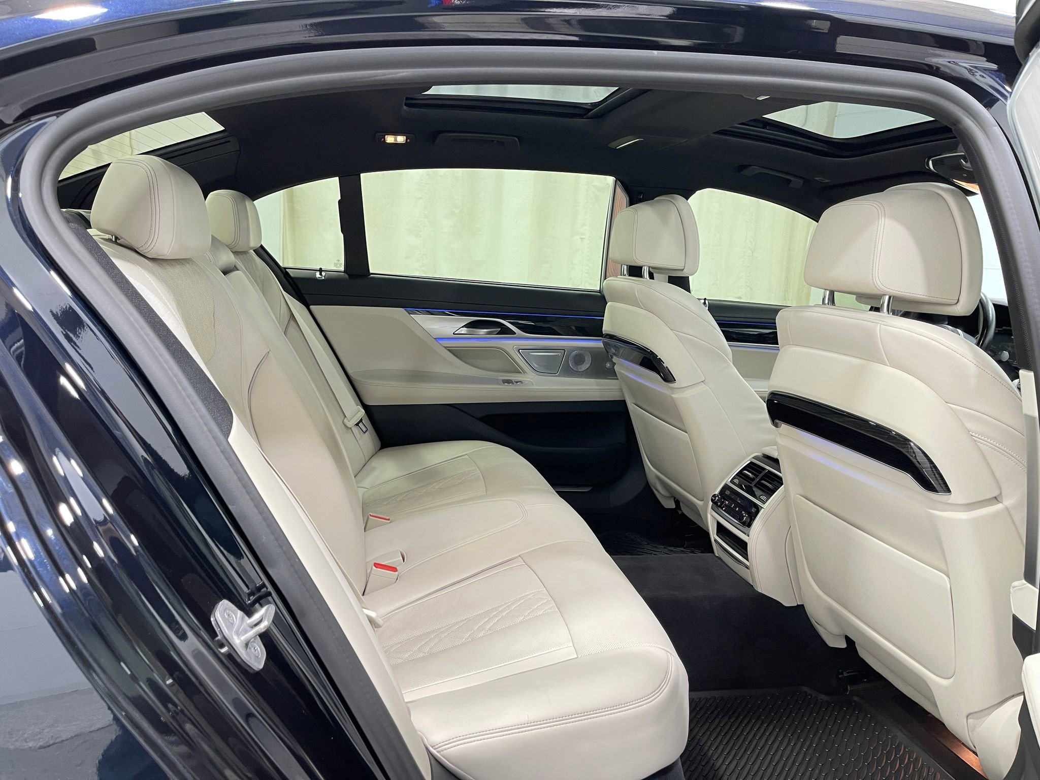 Used 2021 BMW 750i xDrive w/ Executive Package image 31