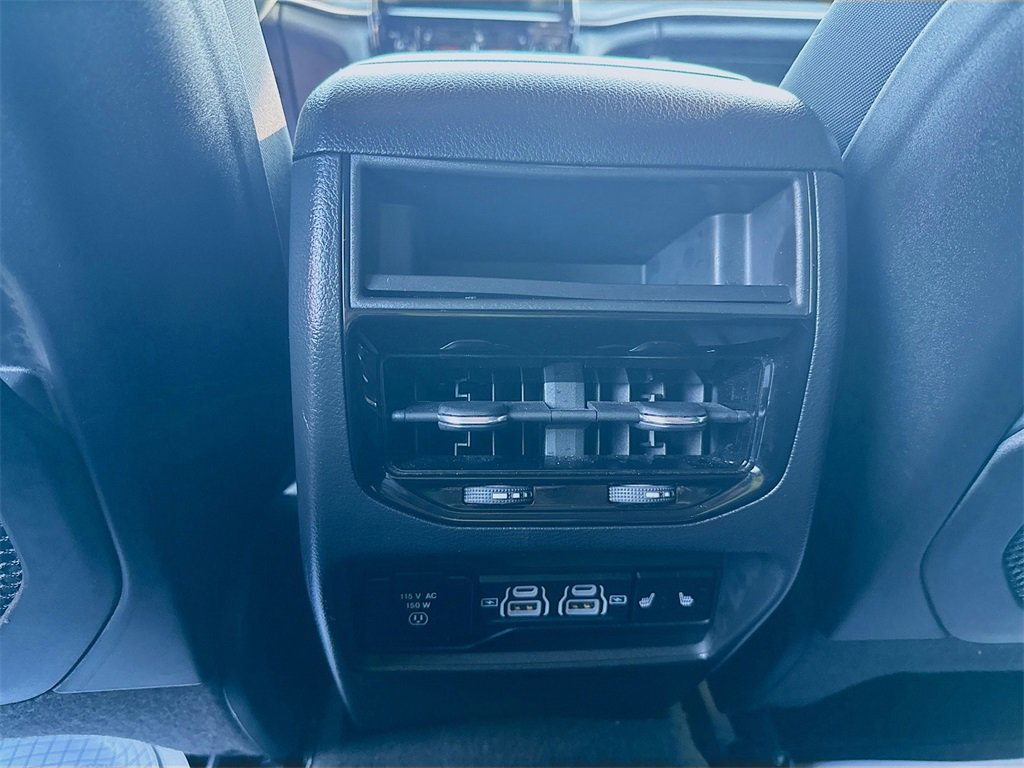 Used 2023 Jeep Grand Cherokee Limited image 17