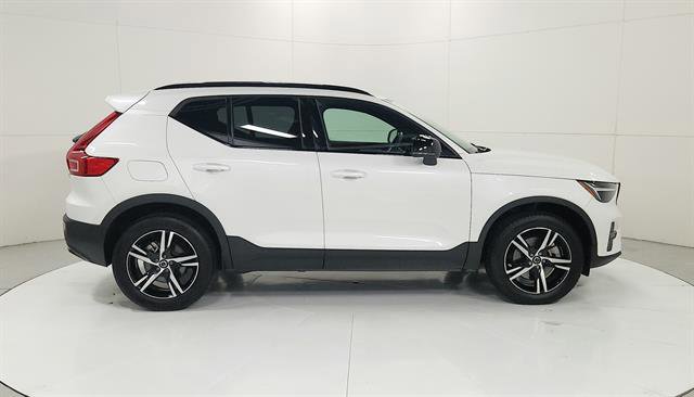 Used 2024 Volvo XC40 B5 Core image 9