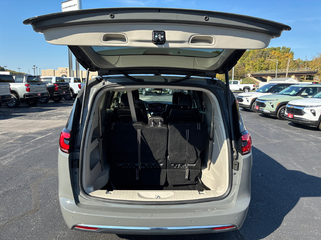 Used 2023 Chrysler Pacifica Touring-L FWD image 30