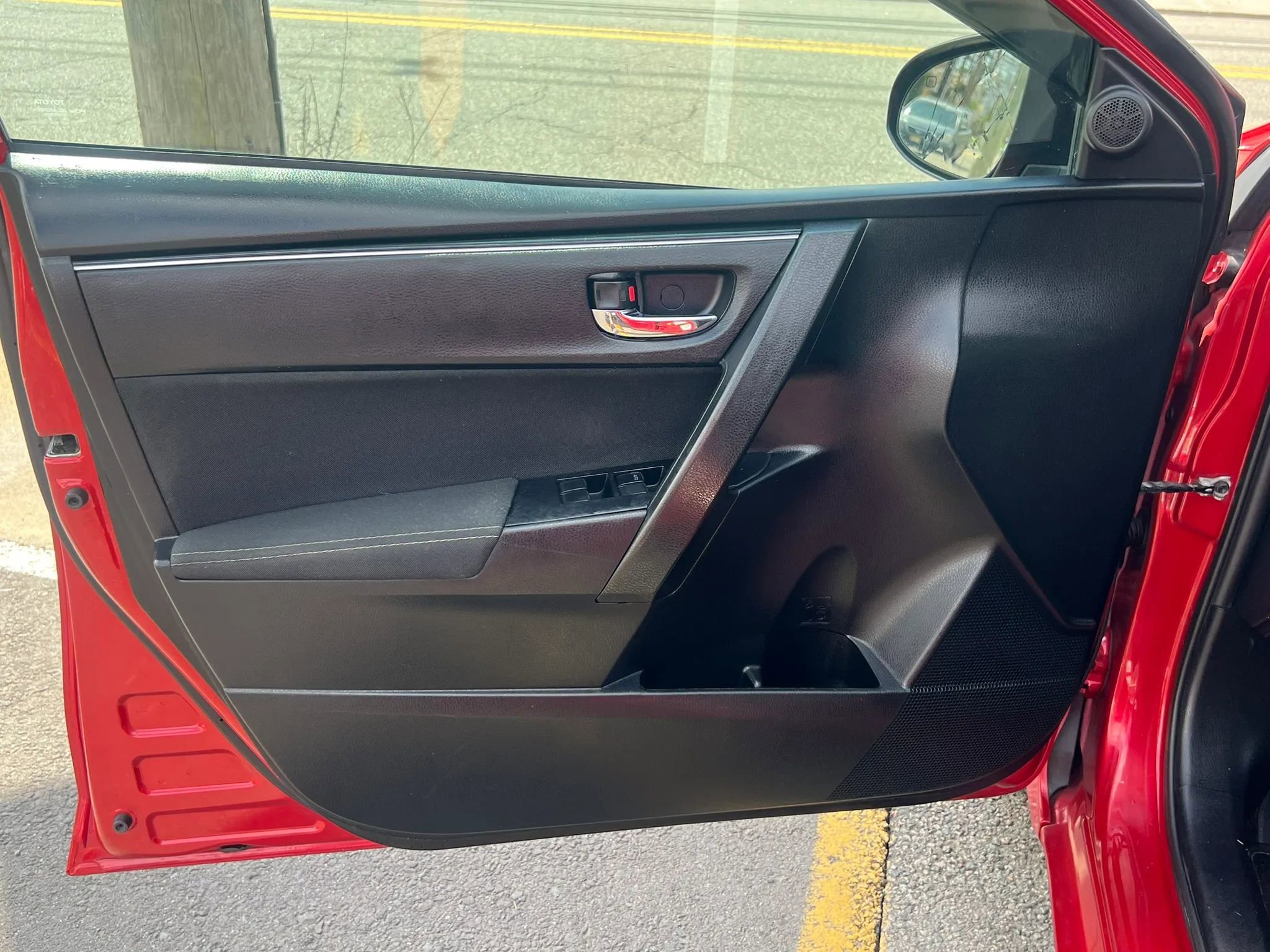 Used 2018 Toyota Corolla LE image 11