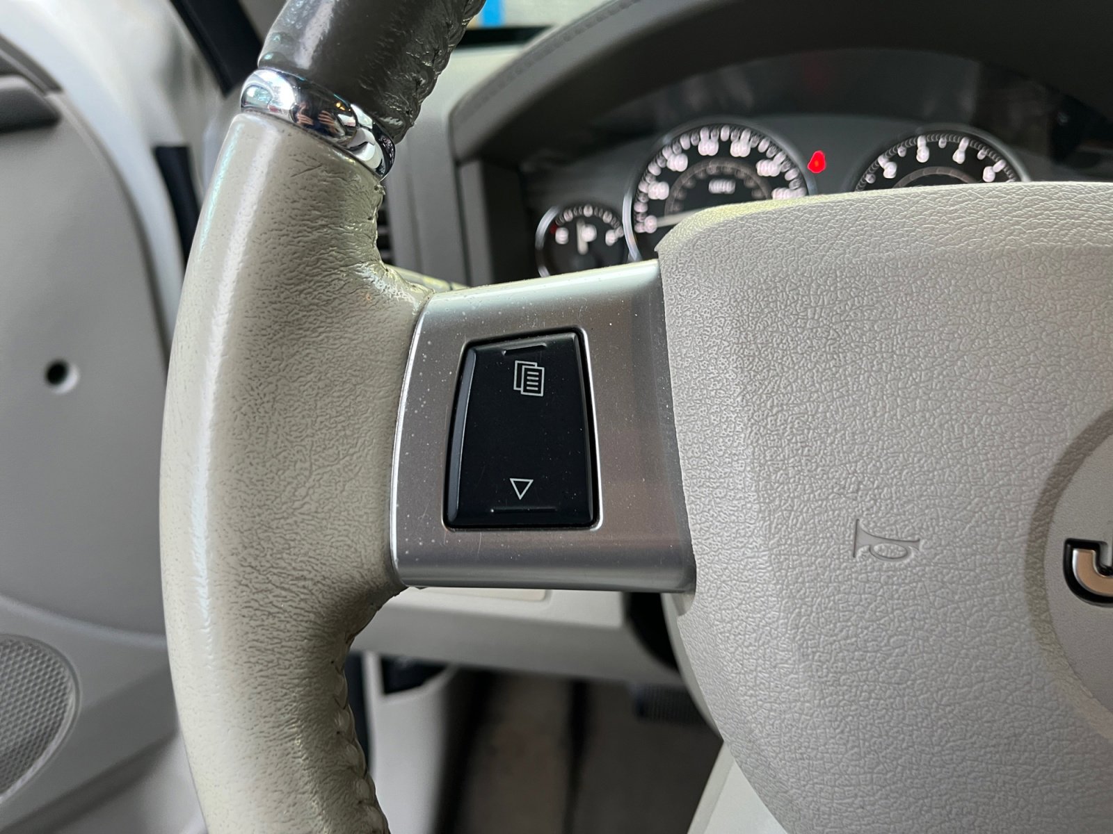 Used 2010 Jeep Grand Cherokee Limited w/ Trailer Tow Group IV image 17