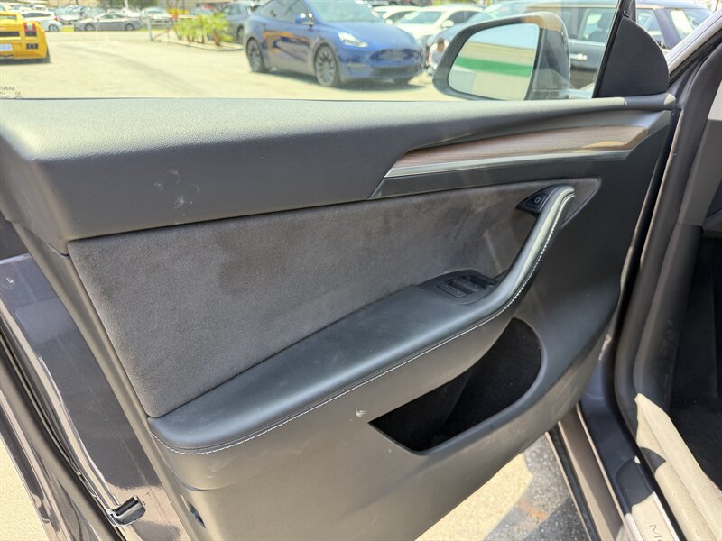 Used 2022 Tesla Model Y Long Range AWD/4WD image 12