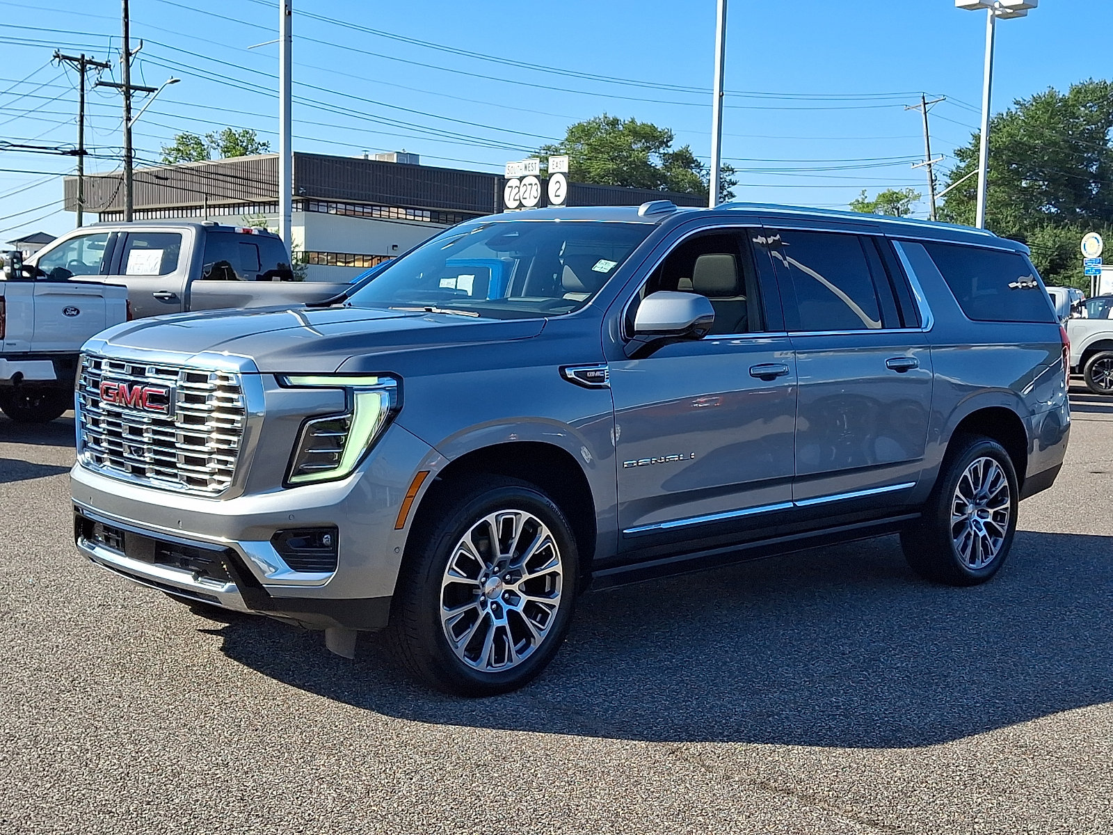 Used 2026 GMC Yukon XL Denali w/ Sun & Power Step Package AWD/4WD image 5