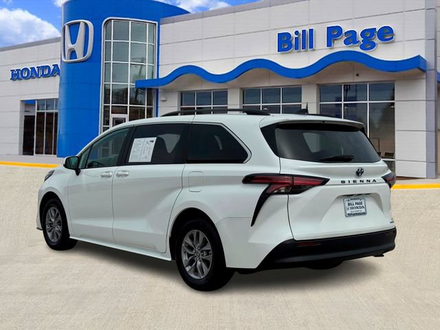 Used 2022 Toyota Sienna LE image 3