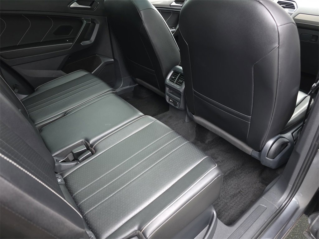 Used 2022 Volkswagen Tiguan SE R-Line image 13