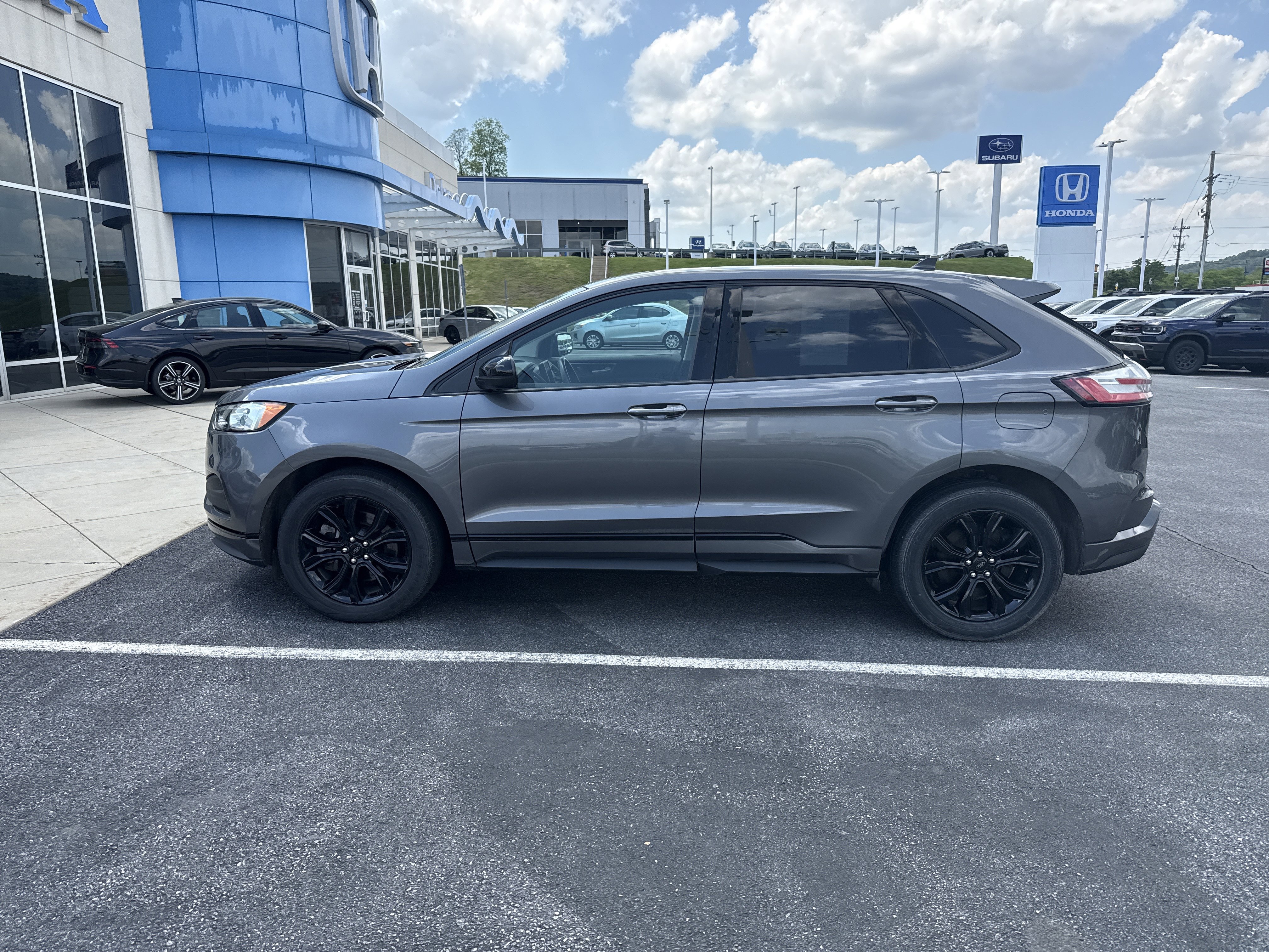 Used 2022 Ford Edge SE w/ Black Appearance Package AWD/4WD image 2