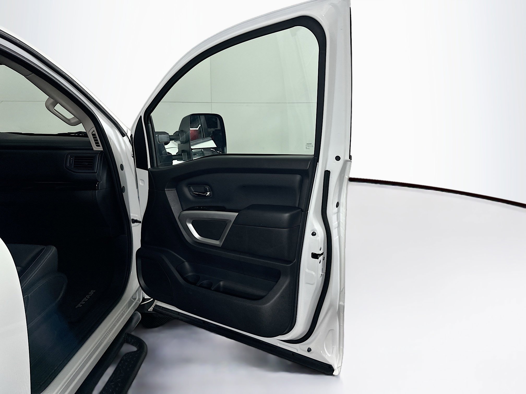 Used 2024 Nissan Titan SV w/ SV Convenience Package image 31