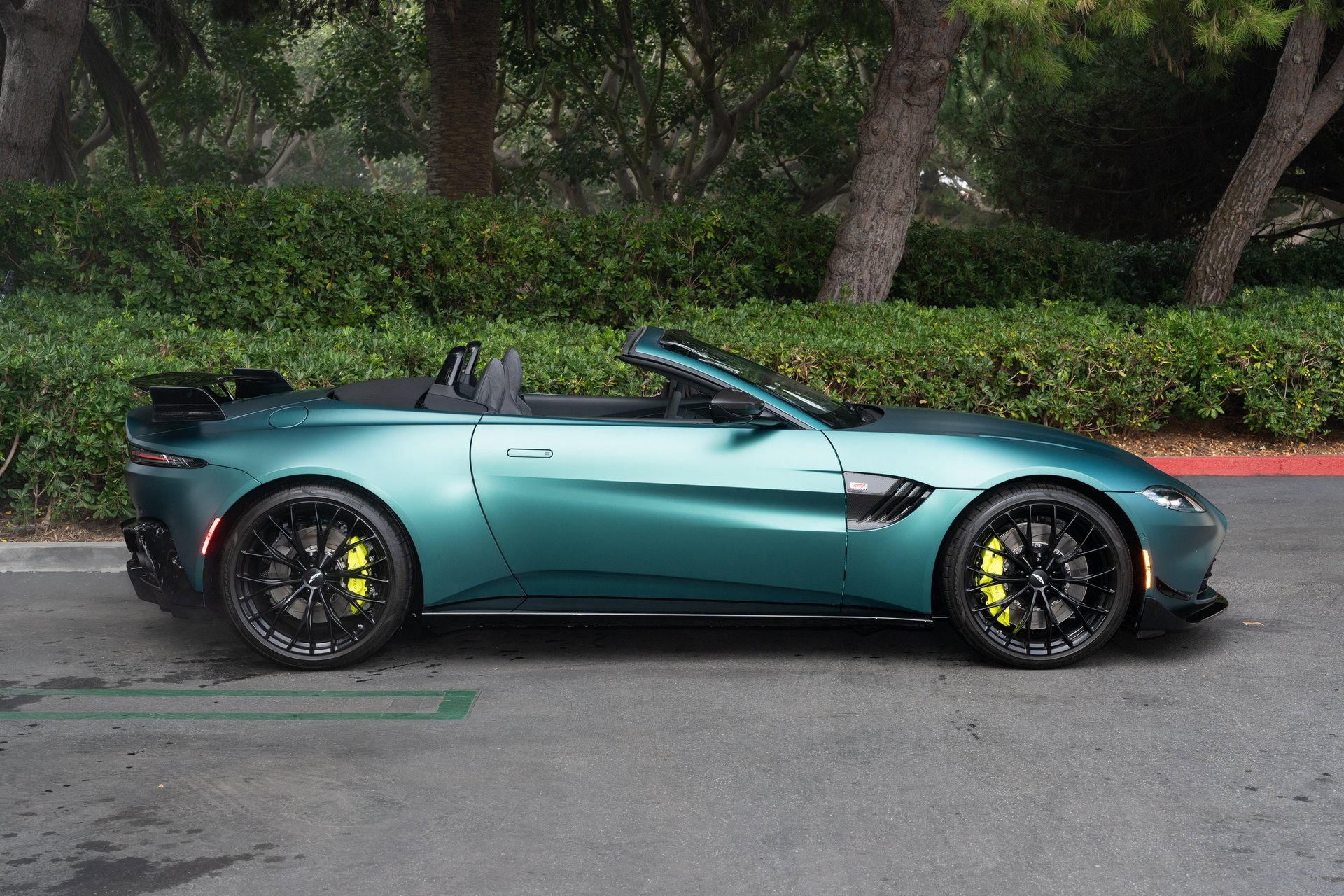 Used 2023 Aston Martin V8 Vantage Roadster image 28