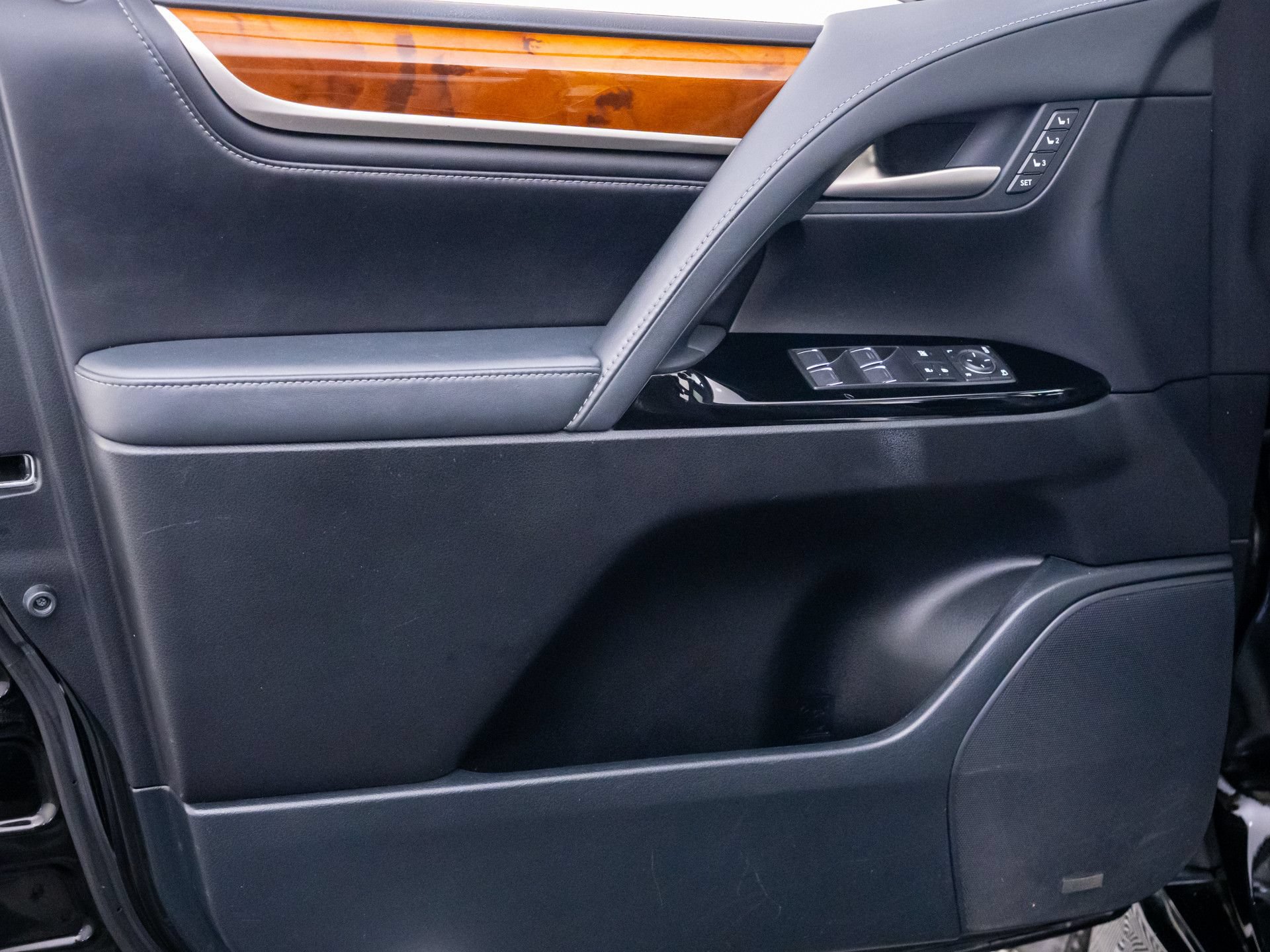 Used 2020 Lexus LX 570 4WD w/ Luxury Package image 14