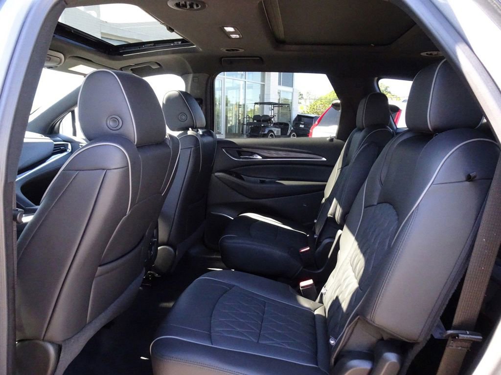 Used 2023 Buick Enclave Avenir image 15
