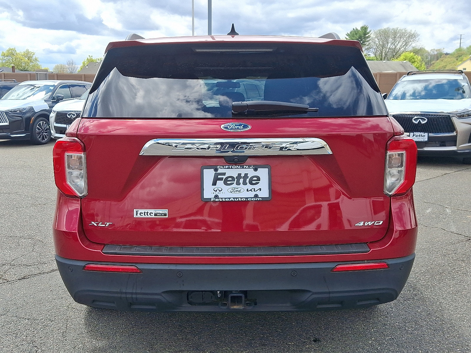 Used 2022 Ford Explorer XLT w/ Class IV Trailer Tow Package AWD/4WD image 5