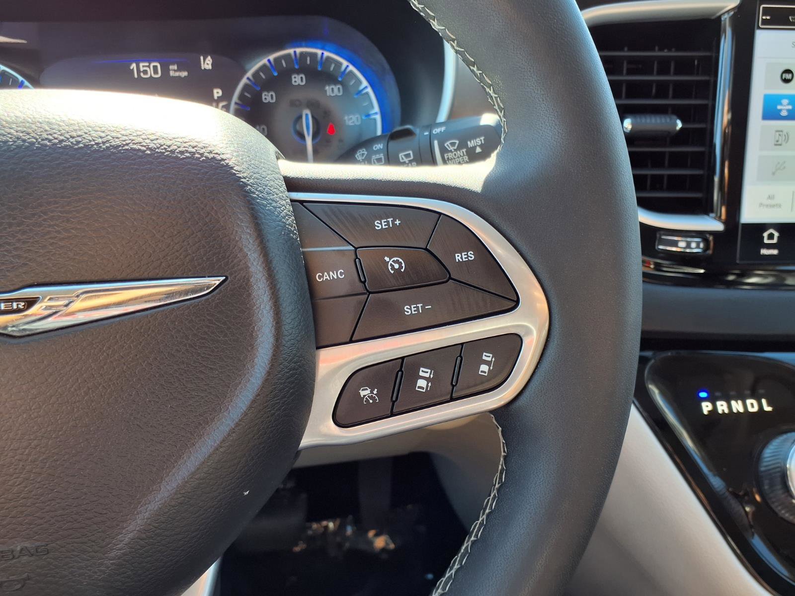 Used 2023 Chrysler Pacifica Touring-L FWD image 21