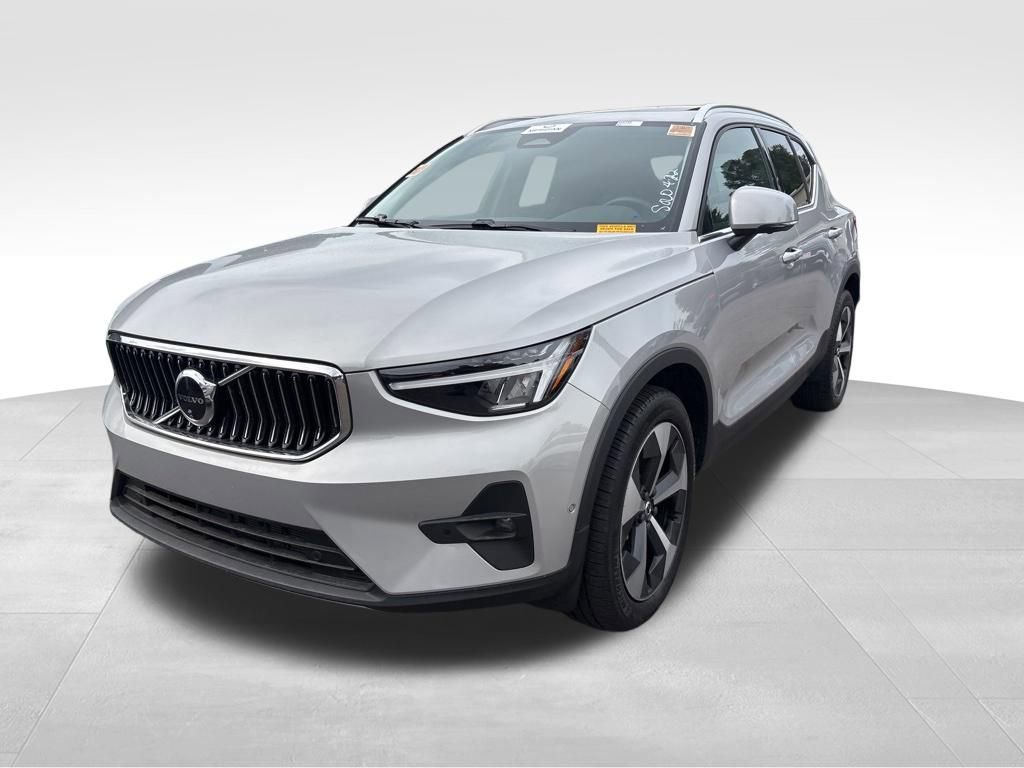Used 2025 Volvo XC40 B5 Plus AWD/4WD image 3