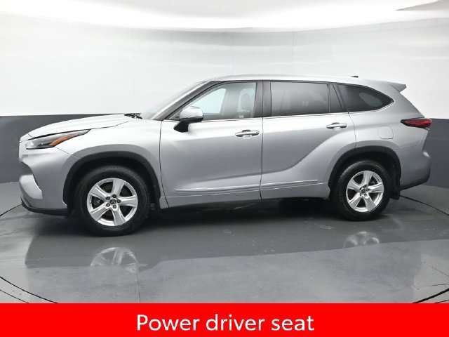 Used 2022 Toyota Highlander LE AWD/4WD image 2
