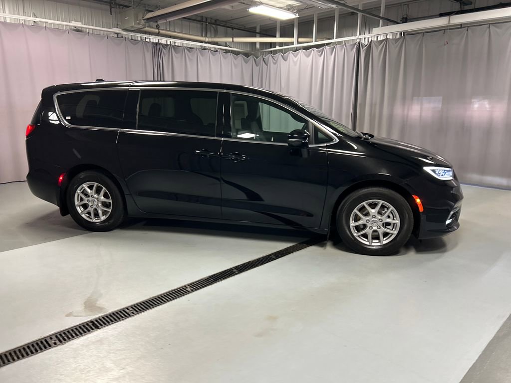 Used 2025 Chrysler Pacifica Select w/ Uconnect Theater Family Group image 8