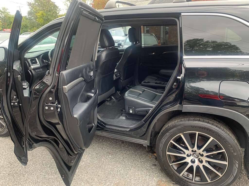 Used 2018 Toyota Highlander SE image 29