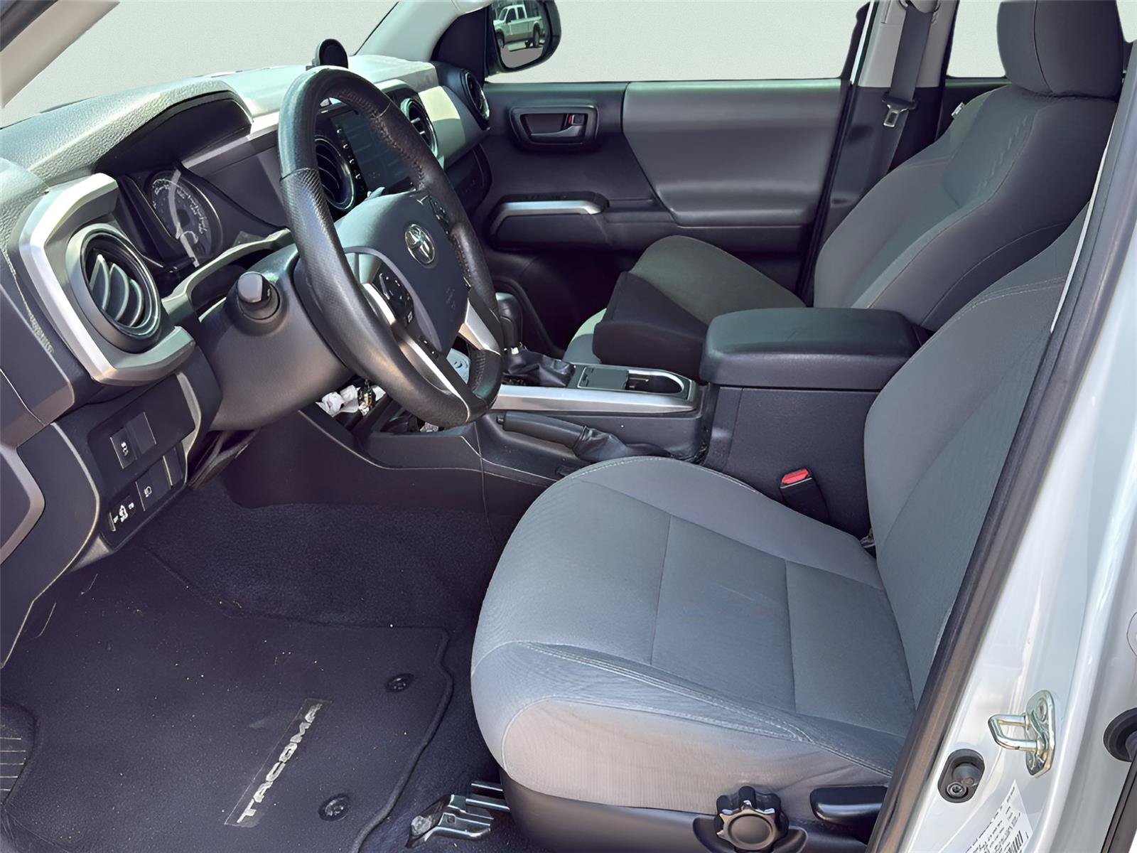 Used 2020 Toyota Tacoma SR5 w/ SR5 Appearance Package (SM) RWD image 4
