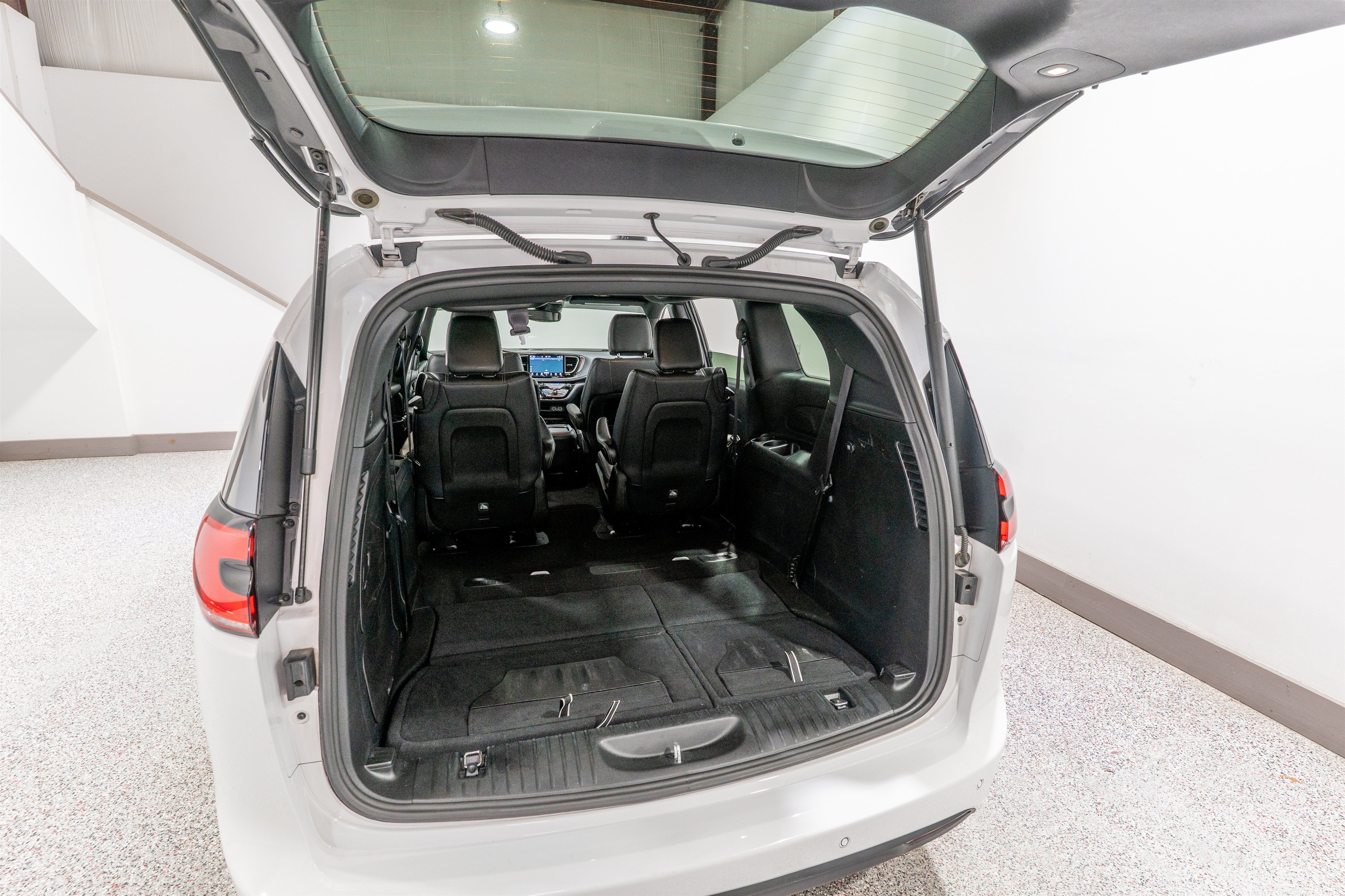 Used 2024 Chrysler Pacifica Limited FWD image 35
