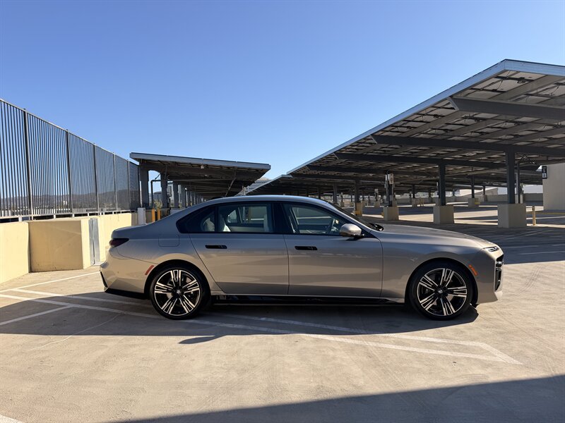 Used 2023 BMW i7 xDrive60 w/ Parking Assistance Package AWD/4WD image 5
