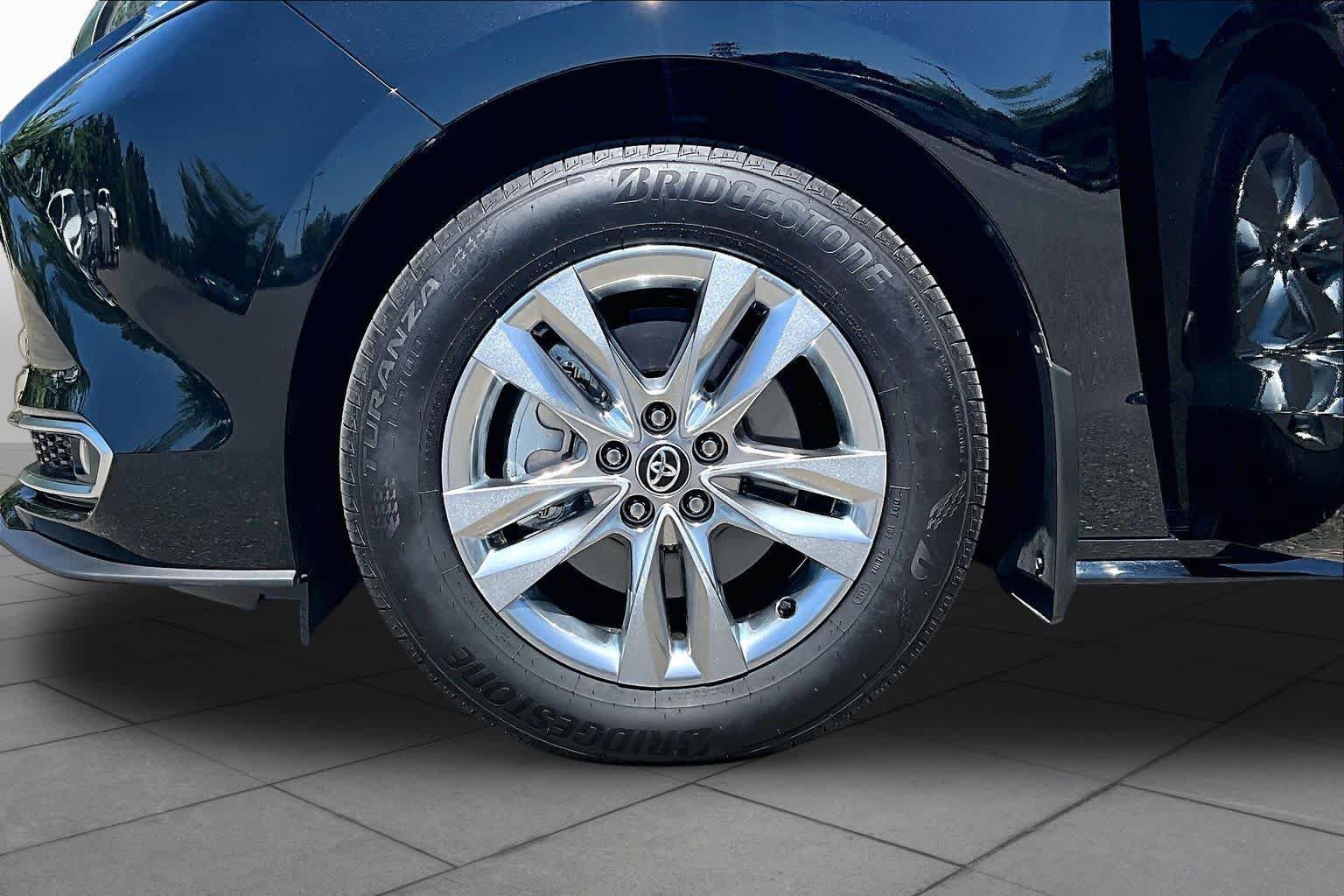 Used 2025 Toyota Sienna Limited AWD/4WD image 10