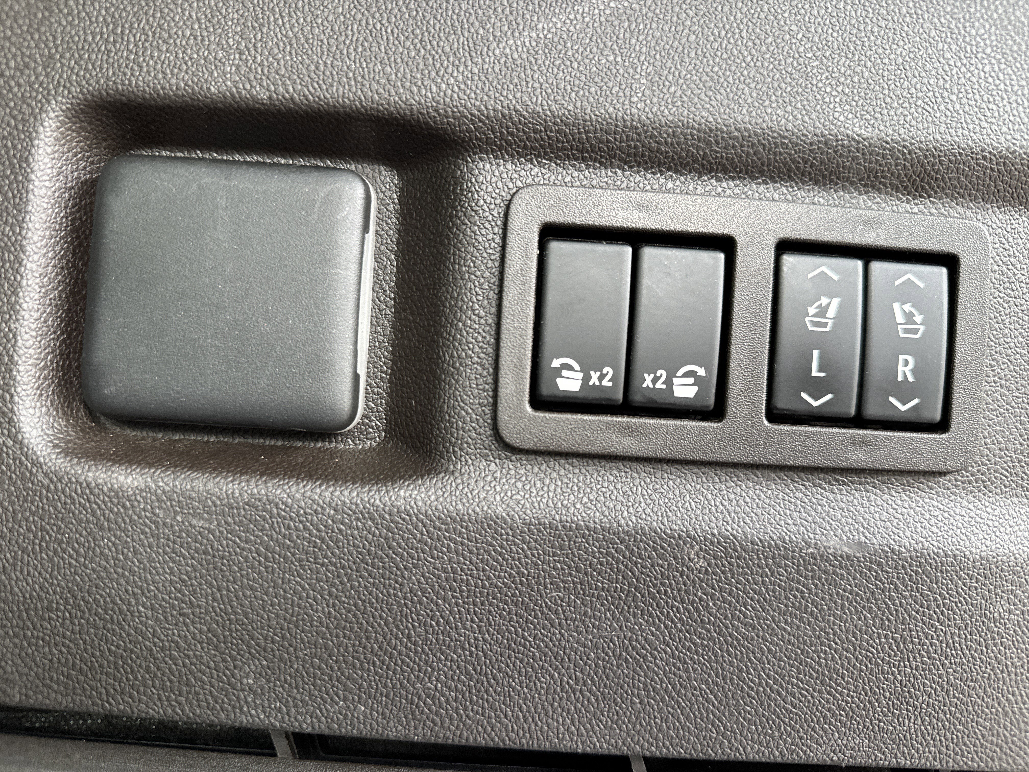 Used 2022 GMC Yukon SLT w/ SLT Premium Package image 37