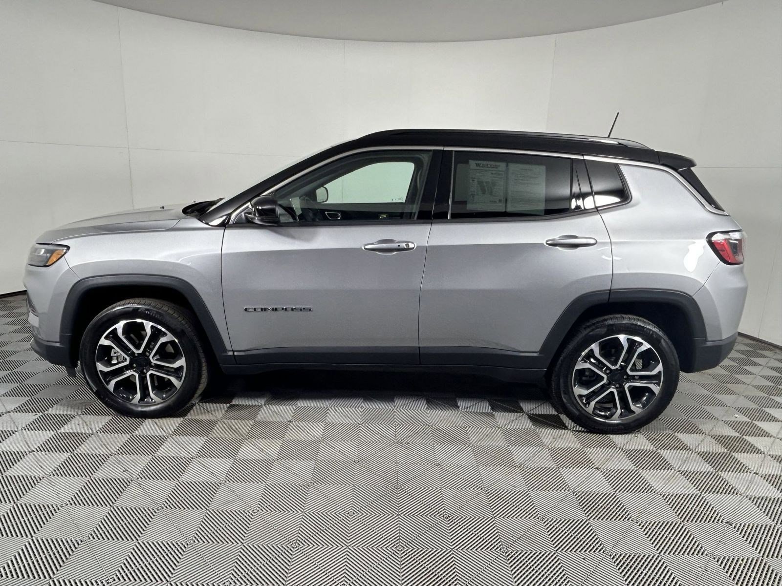 Used 2023 Jeep Compass Limited w/ Sun and Sound Group image 19