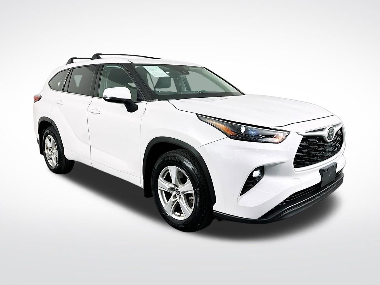 Used 2022 Toyota Highlander LE FWD image 1