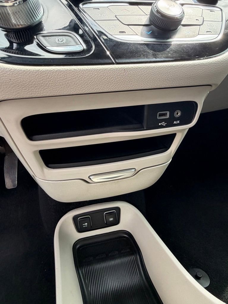 Used 2019 Chrysler Pacifica Touring-L image 14