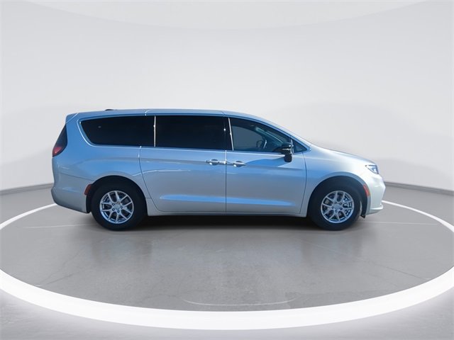 New 2026 Chrysler Pacifica Select image 9
