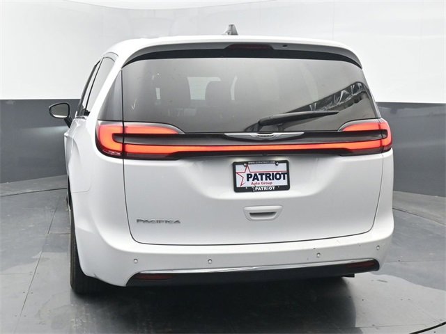Used 2024 Chrysler Pacifica Touring-L image 4