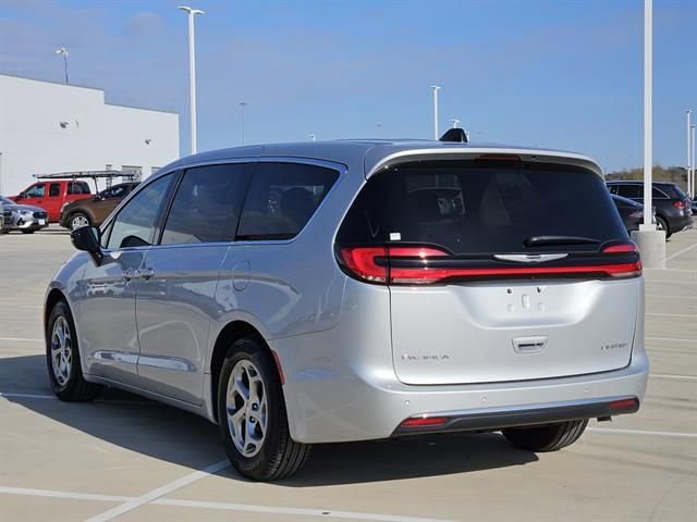 Used 2024 Chrysler Pacifica Limited image 3