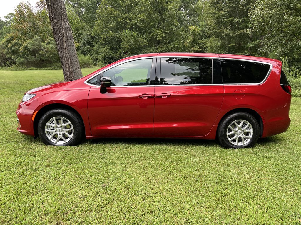 New 2026 Chrysler Pacifica Select FWD image 6