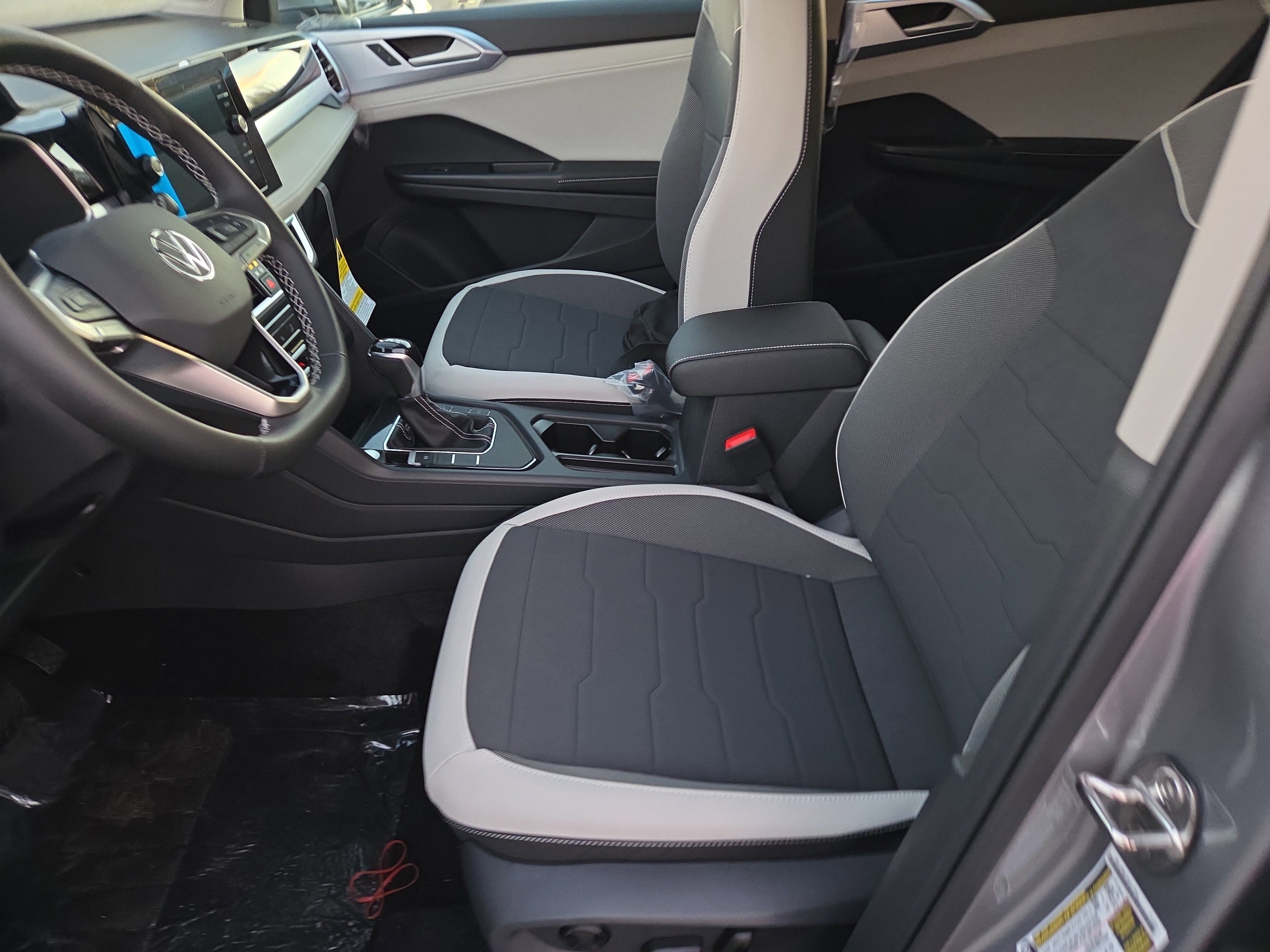 New 2026 Volkswagen Taos SE image 4