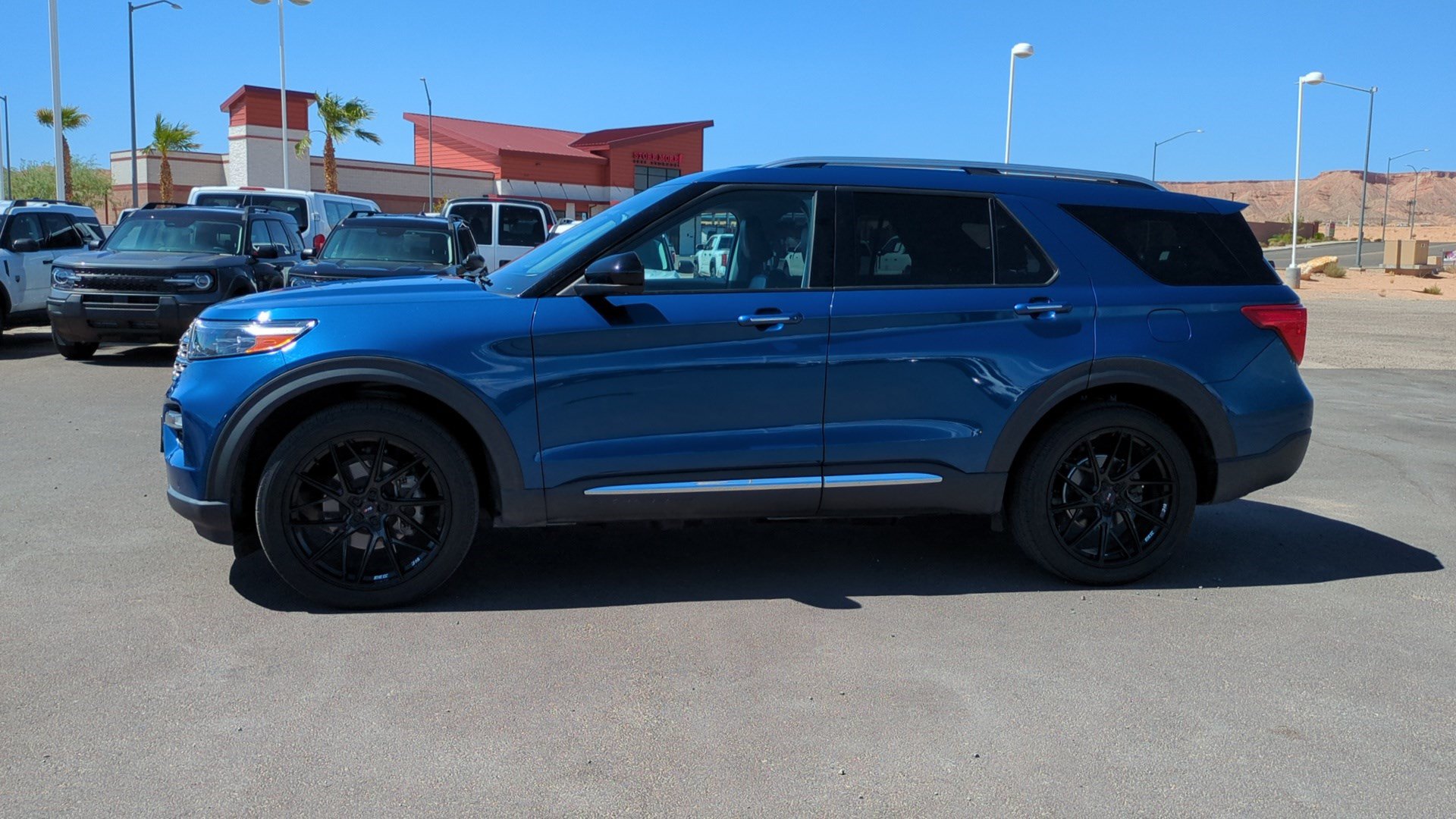 Used 2022 Ford Explorer Limited w/ Class IV Trailer Tow Package AWD/4WD image 6