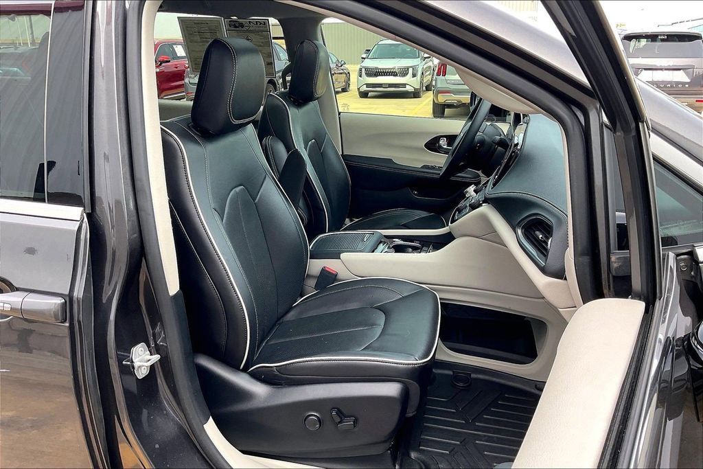 Used 2023 Chrysler Pacifica Limited image 7