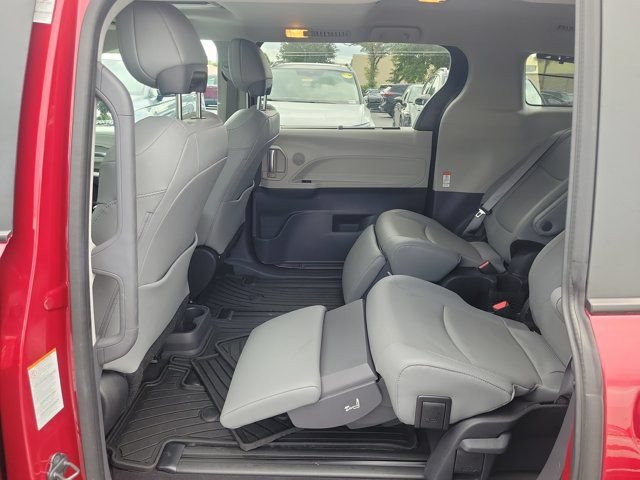 Used 2023 Toyota Sienna Limited AWD/4WD image 15
