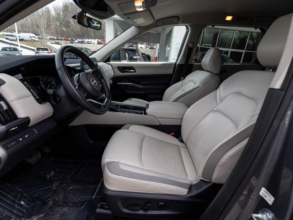 Used 2023 Nissan Pathfinder SL AWD/4WD image 26